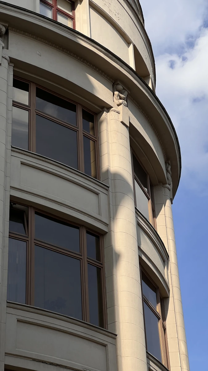 Полукруглое здание в центре