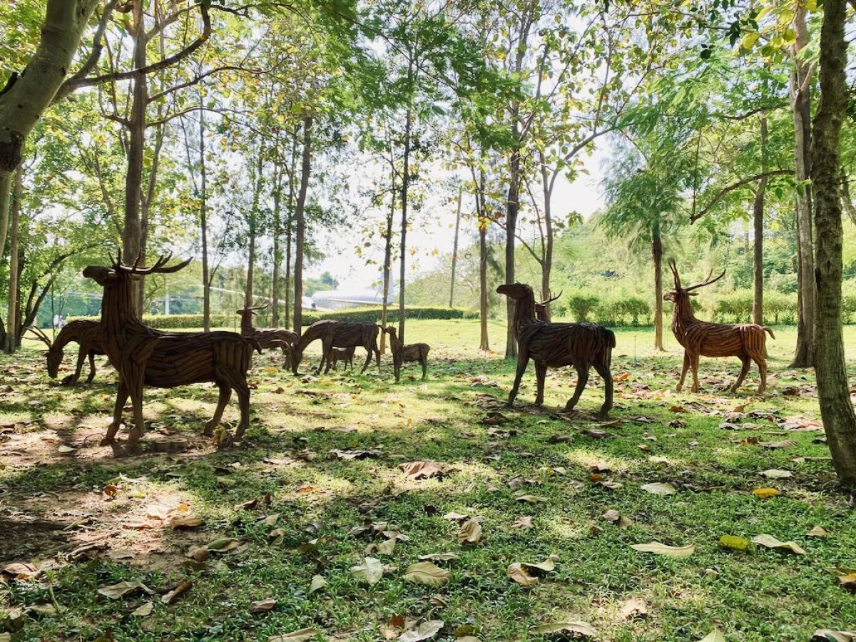Олени в лесу, в натуральную величину