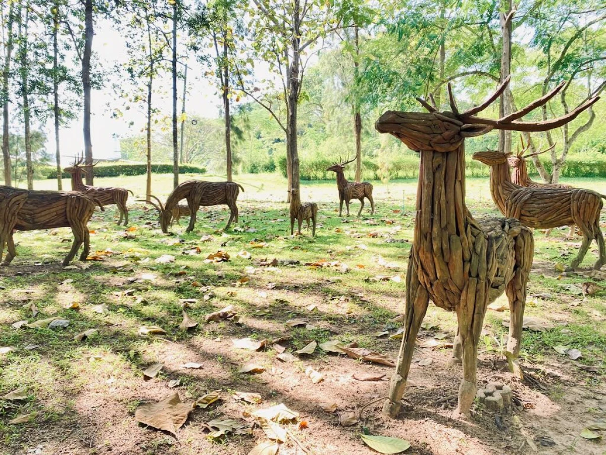 Олени в лесу, в натуральную величину