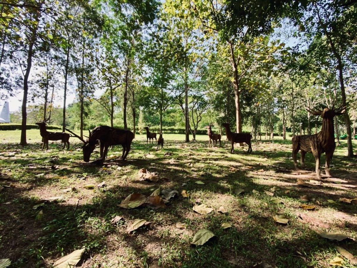 Олени в лесу, в натуральную величину