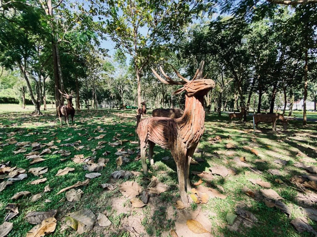 Олени в лесу, в натуральную величину