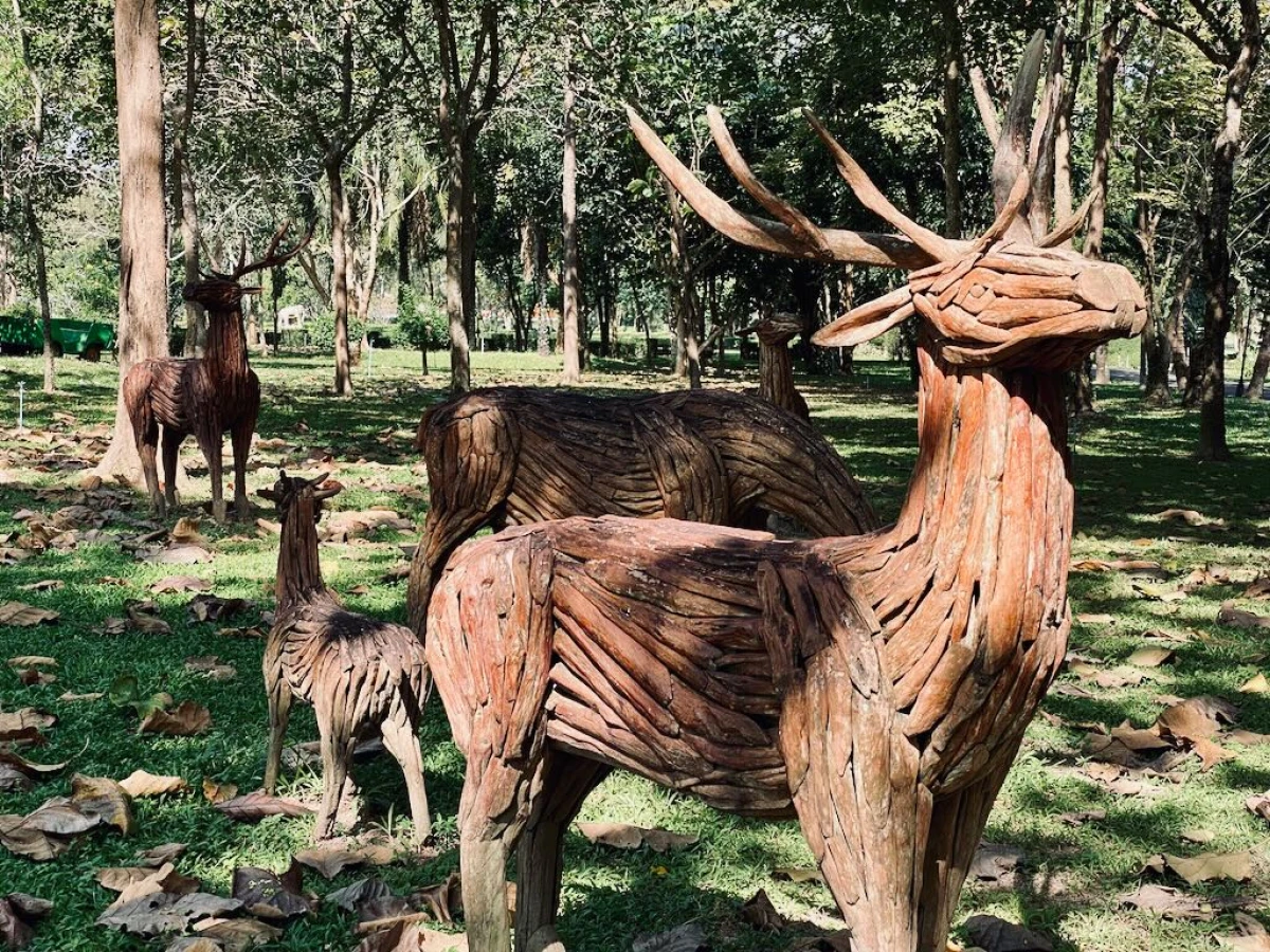 Олени в лесу, в натуральную величину