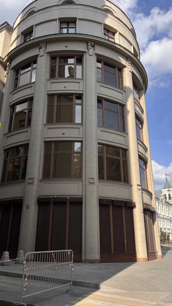 Полукруглое здание в центре