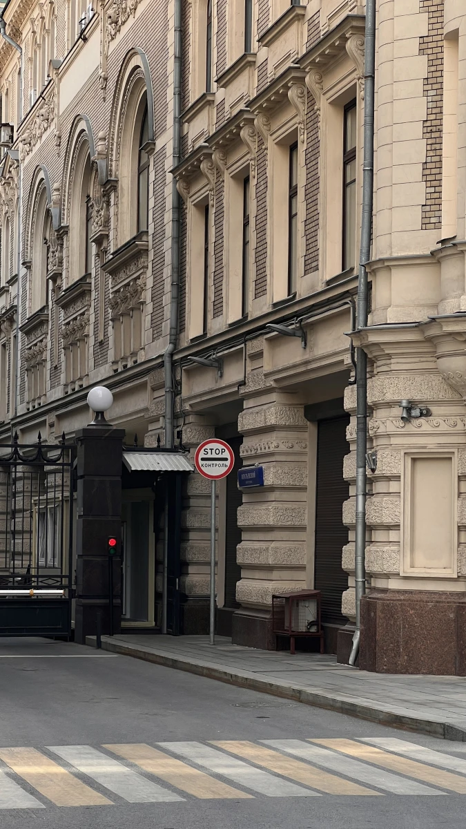 Красивый фасад с роскошной дверью