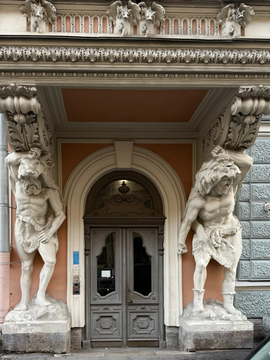 Атланты на Саперном