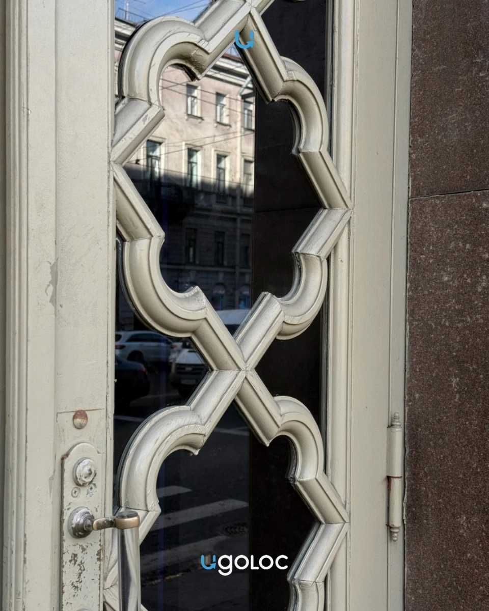 Красивая дверь на Литейном
