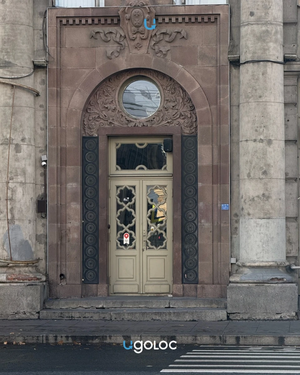 Красивая дверь на Литейном