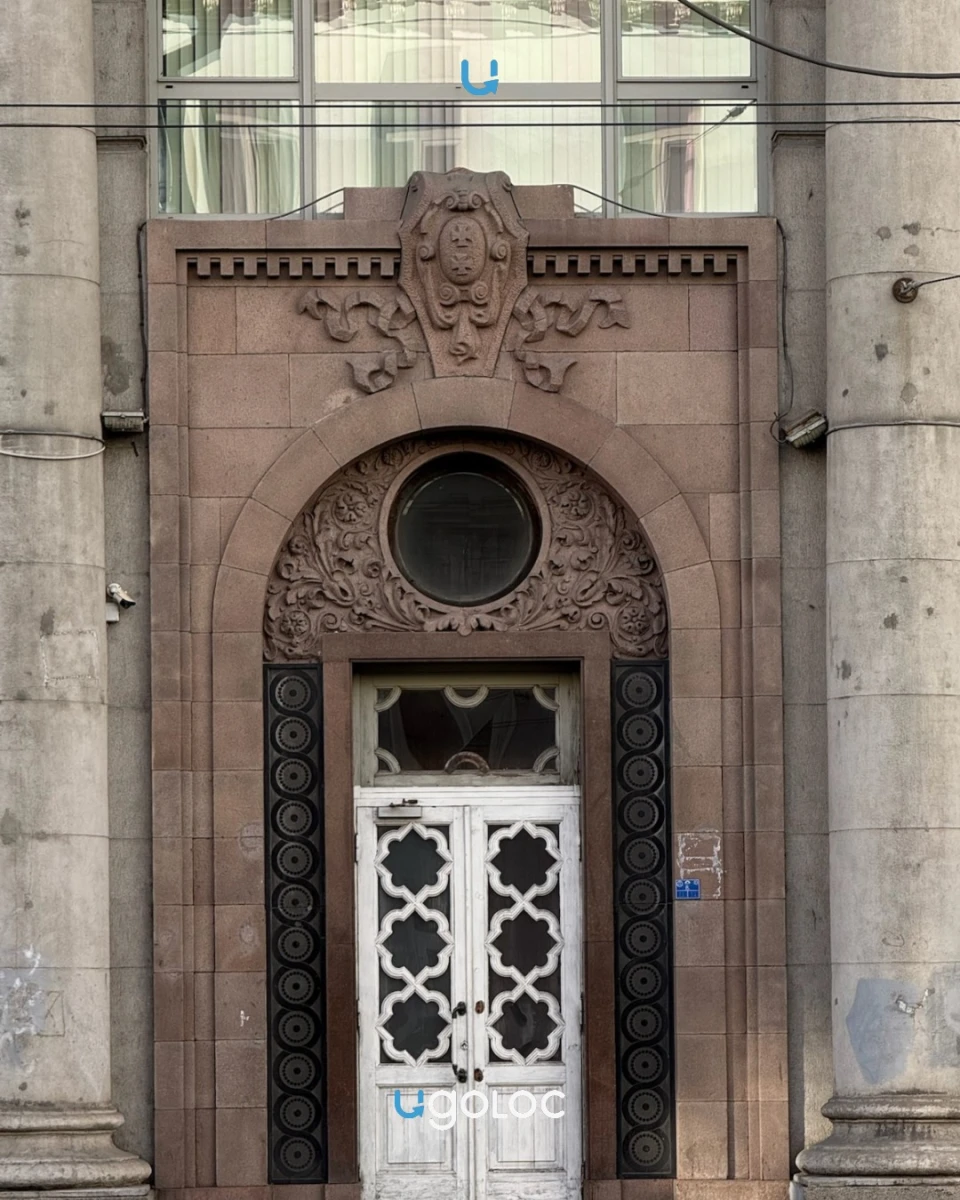 Красивая дверь на Литейном