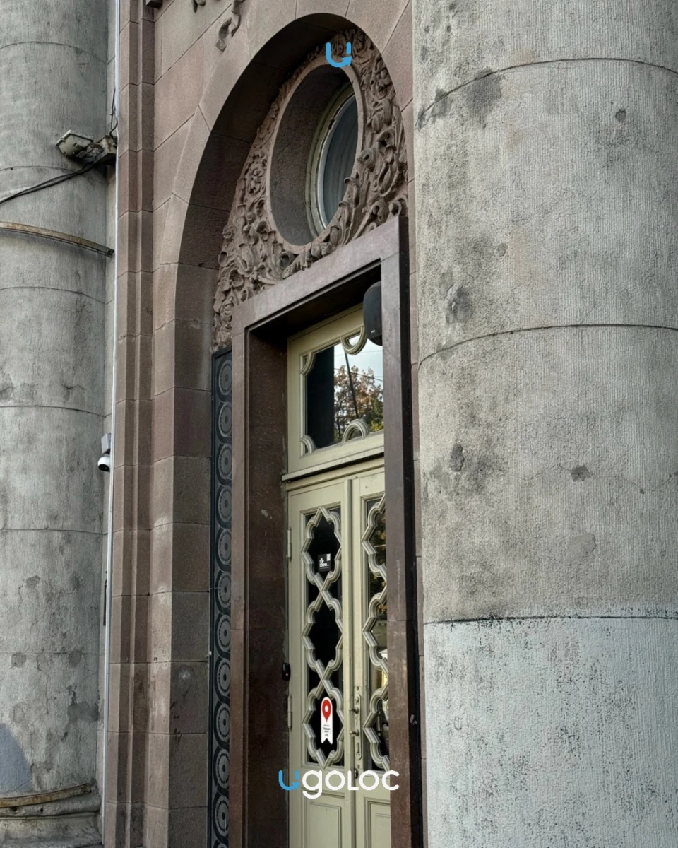Красивая дверь на Литейном