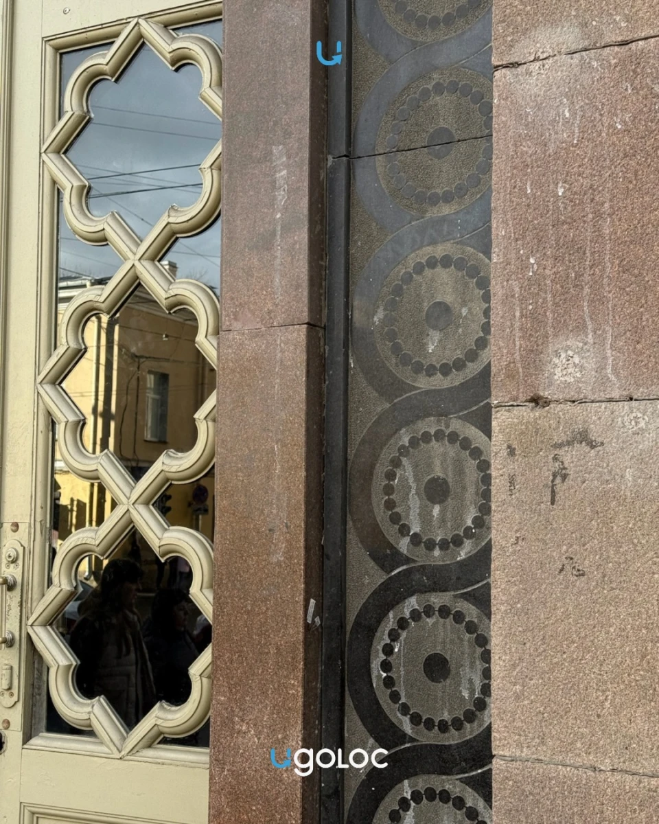 Красивая дверь на Литейном