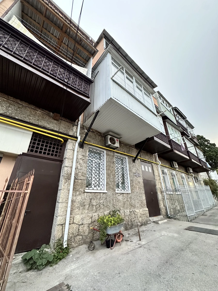 Узкий дом и лестница на Матросском переулке Ялты