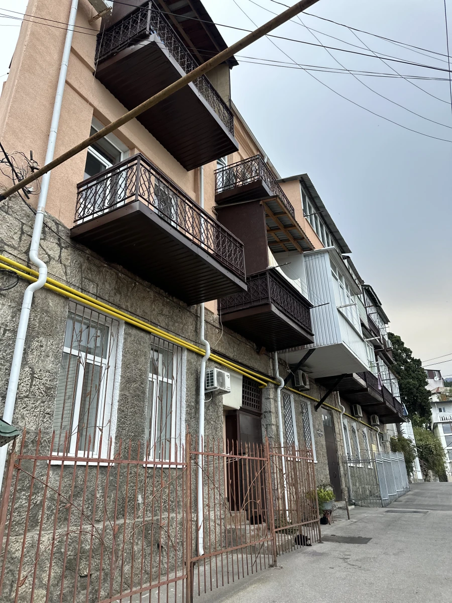 Узкий дом и лестница на Матросском переулке Ялты