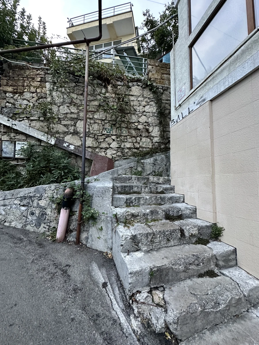 Узкий дом и лестница на Матросском переулке Ялты