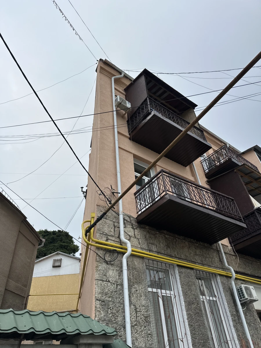 Узкий дом и лестница на Матросском переулке Ялты