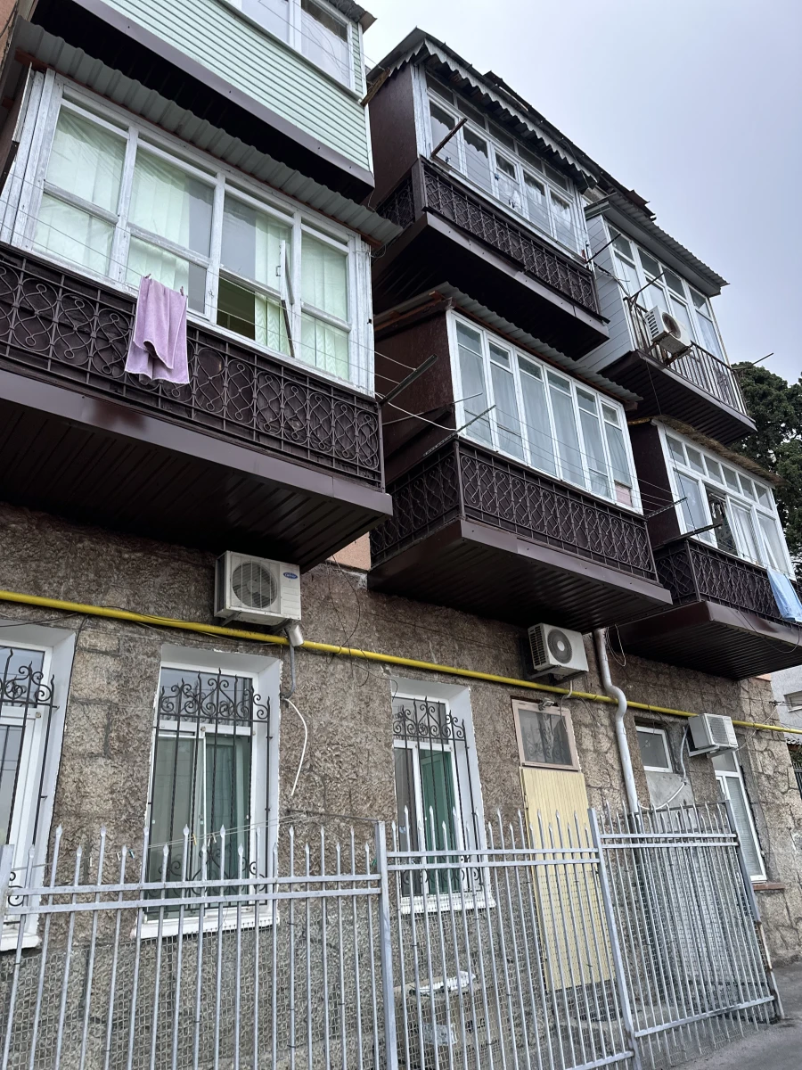 Узкий дом и лестница на Матросском переулке Ялты