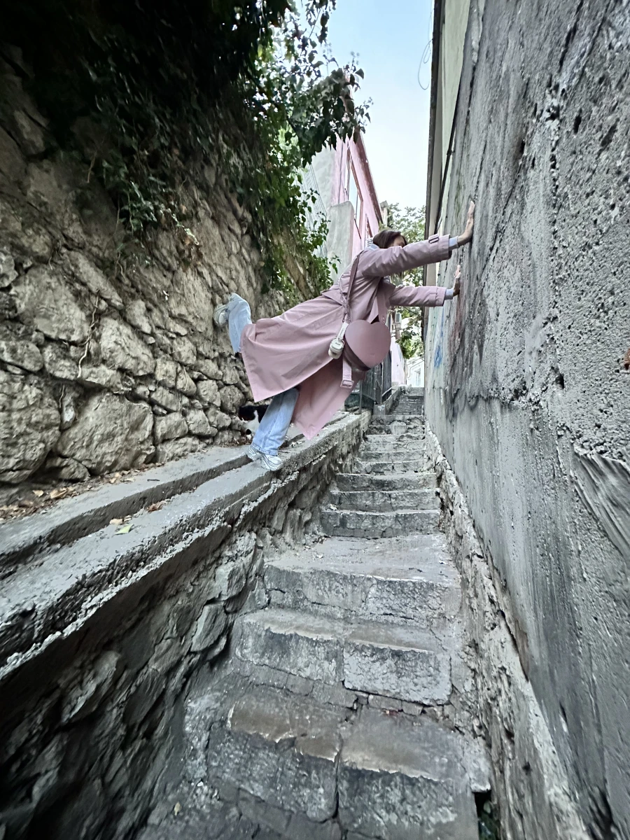 Узкий дом и лестница на Матросском переулке Ялты