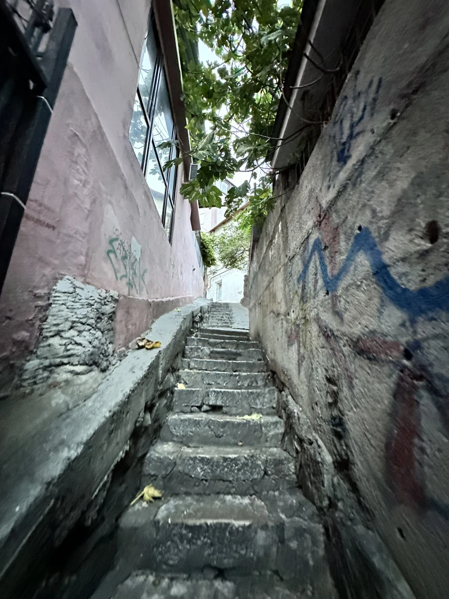 Узкий дом и лестница на Матросском переулке Ялты