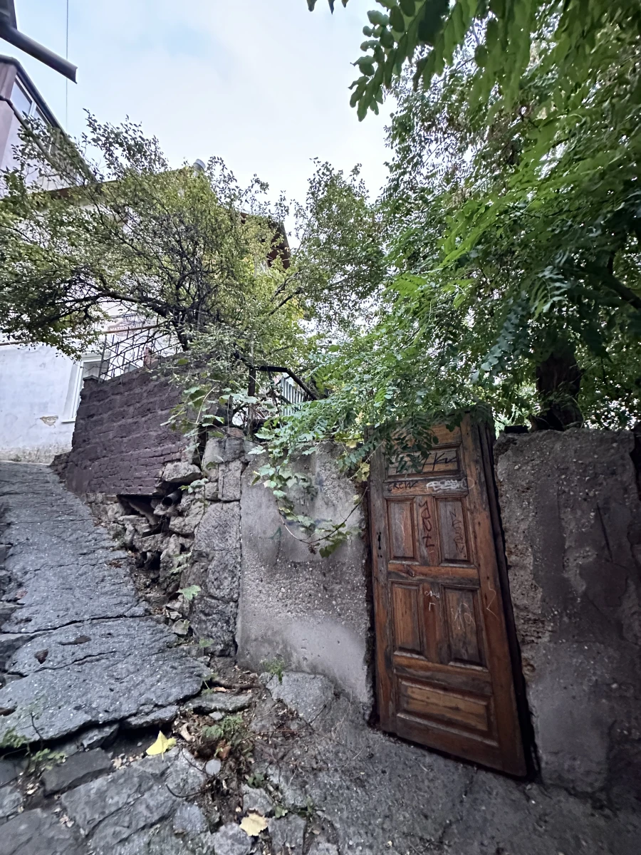 Узкий дом и лестница на Матросском переулке Ялты