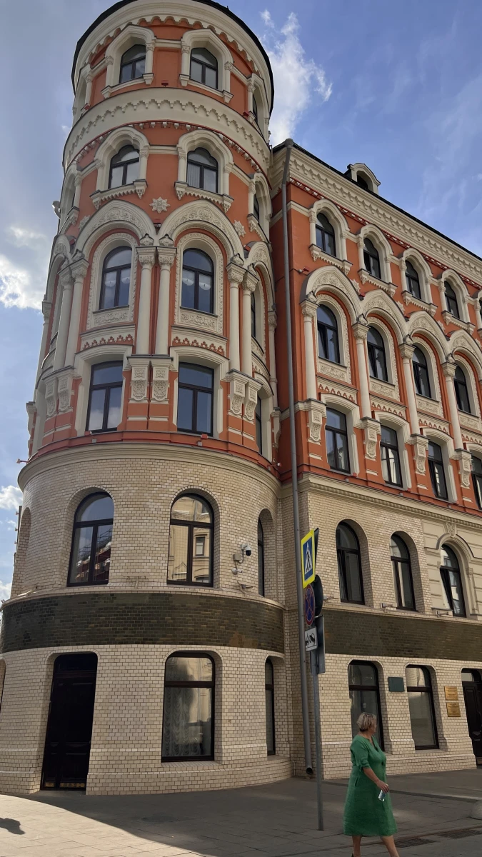 Кирпичное здание в бежево-оранжевых тонах