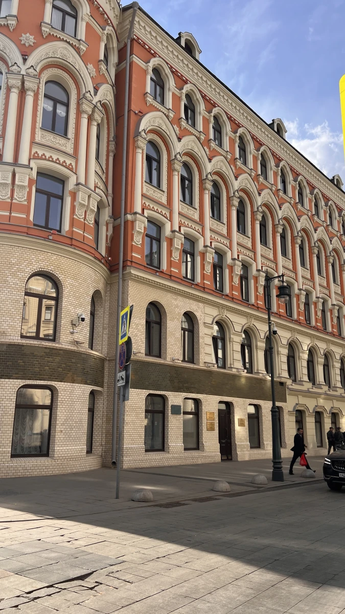 Кирпичное здание в бежево-оранжевых тонах