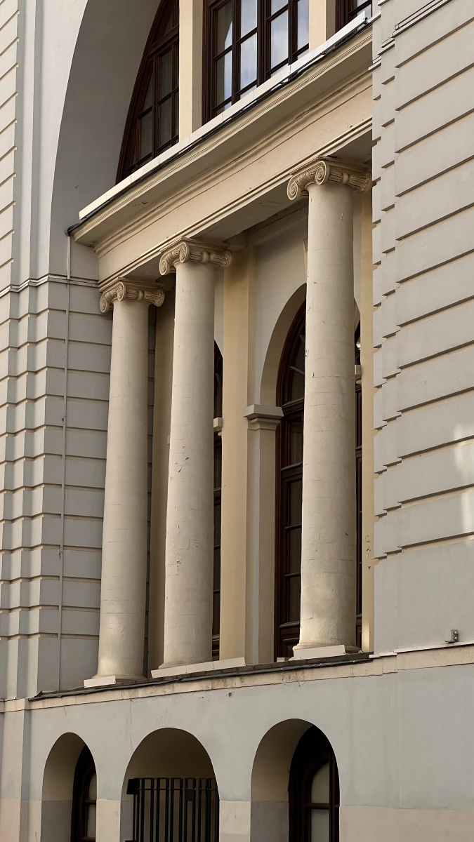 Красивая монументальная арочная дверь на Китай-городе