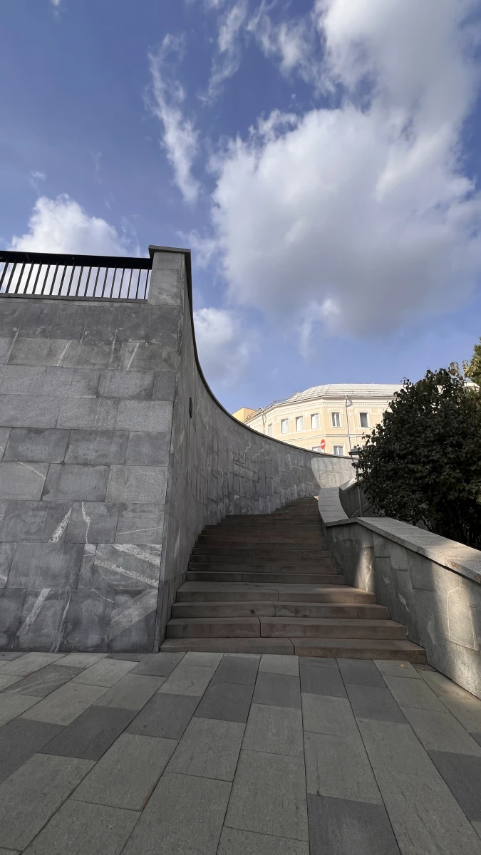 Лестница в серых тонах на Китай-городе