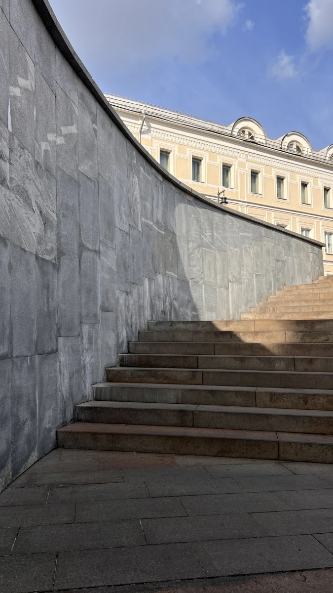 Лестница в серых тонах на Китай-городе