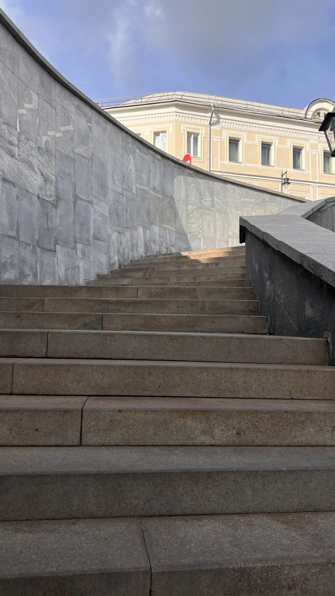 Лестница в серых тонах на Китай-городе