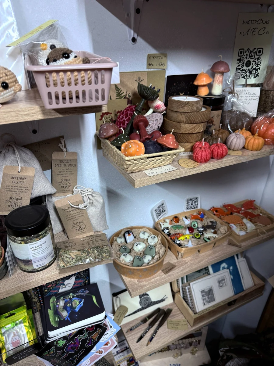 Анти-кафе и секонд Белый свитер