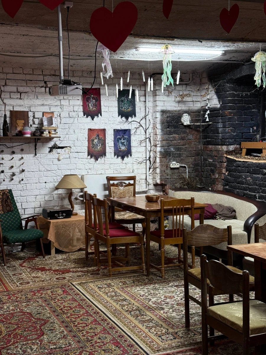 Анти-кафе и секонд Белый свитер