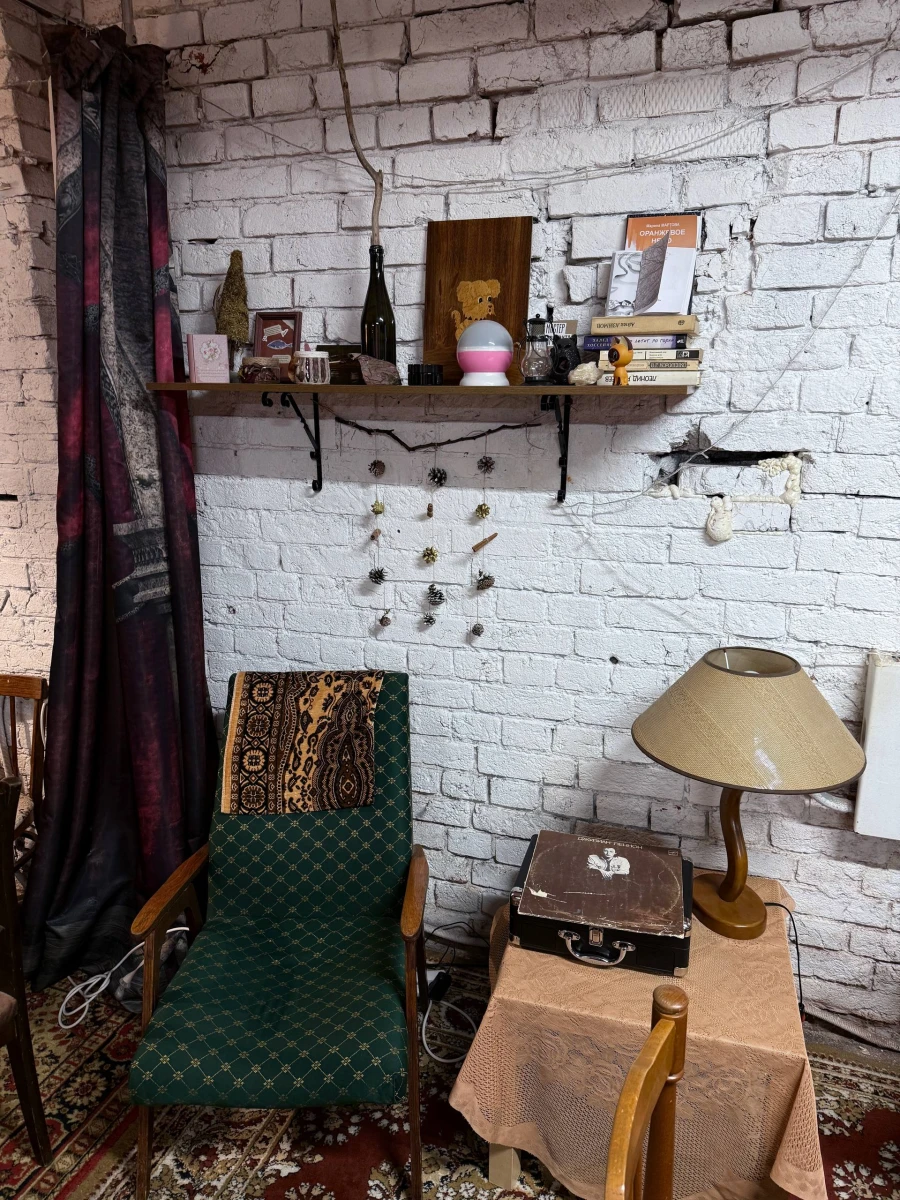 Анти-кафе и секонд Белый свитер