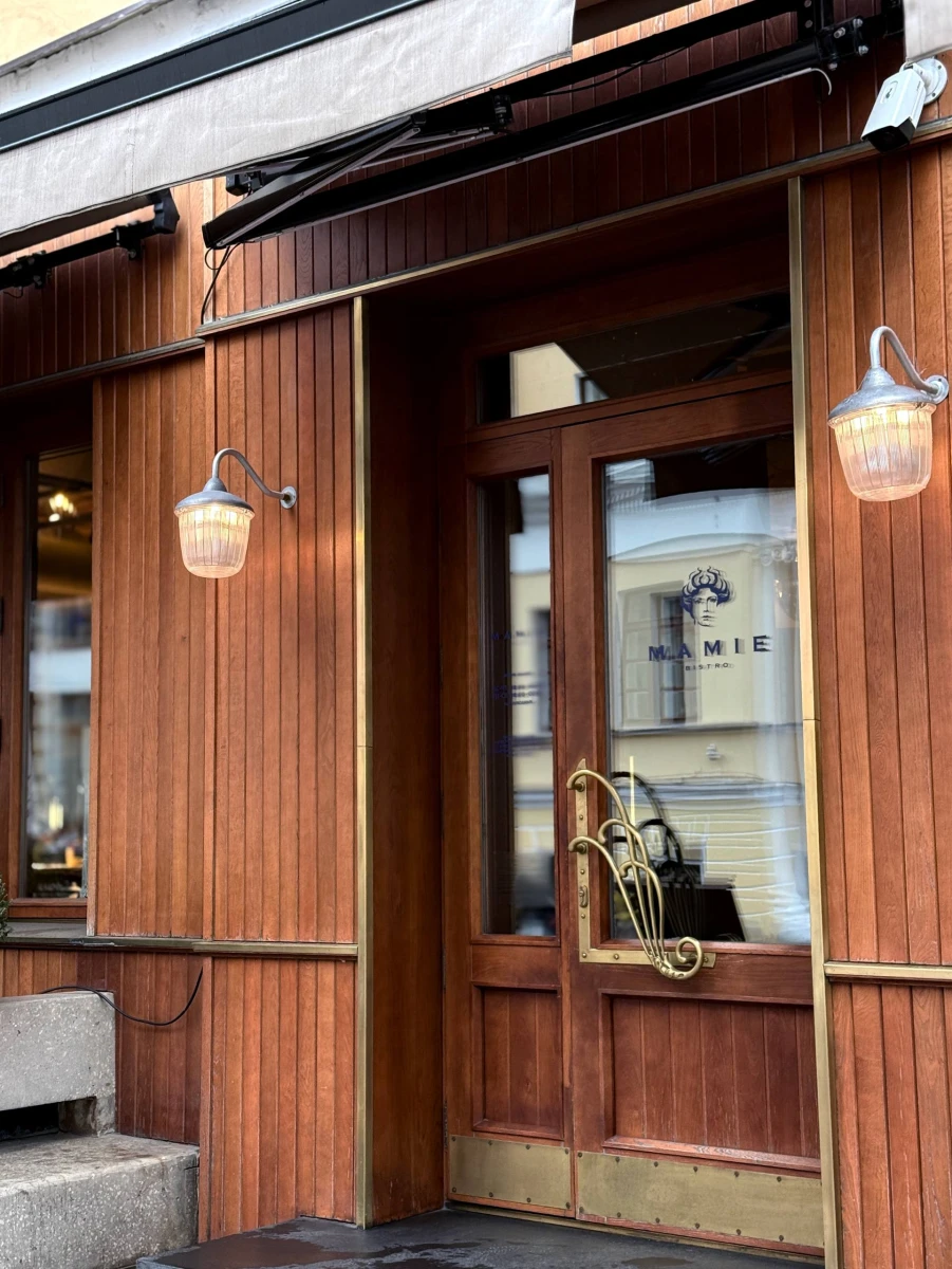 Дверь и фасад ресторана Mammie