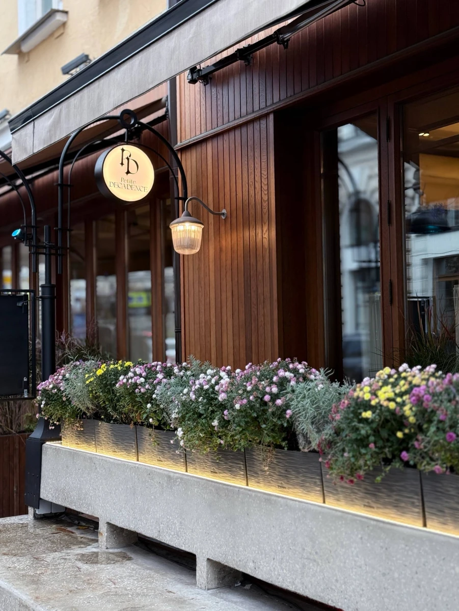 Дверь и фасад ресторана Mammie