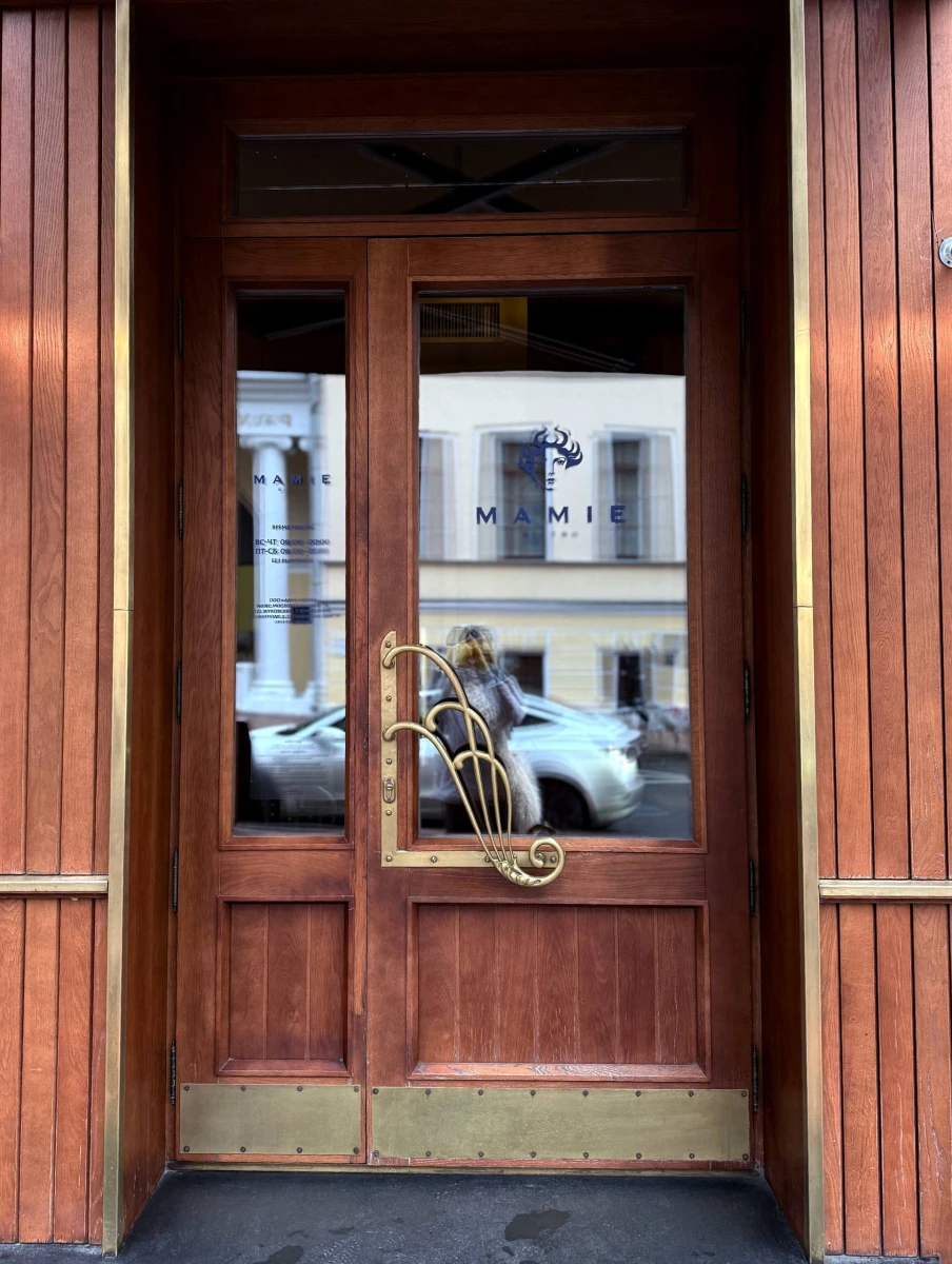 Дверь и фасад ресторана Mammie