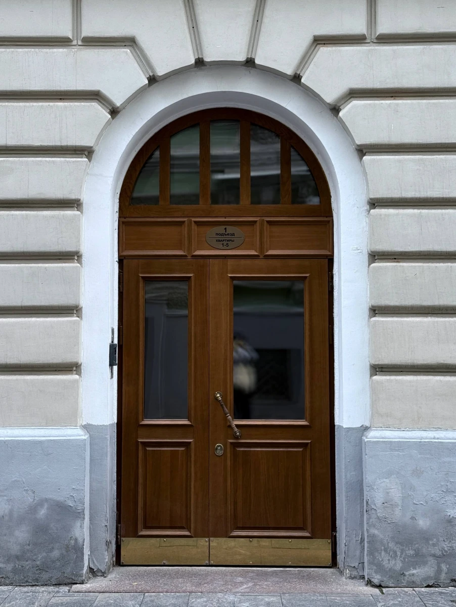 Серый фасад