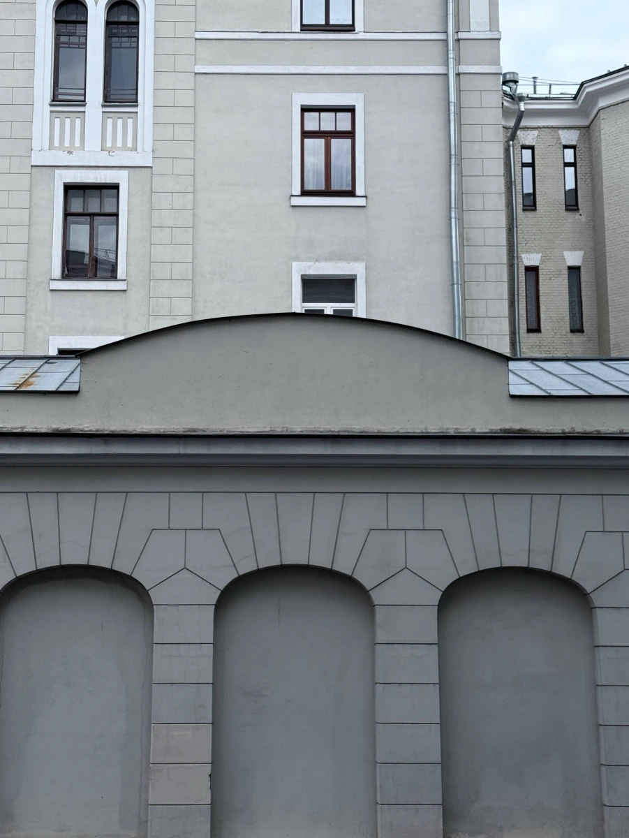 Серый фасад