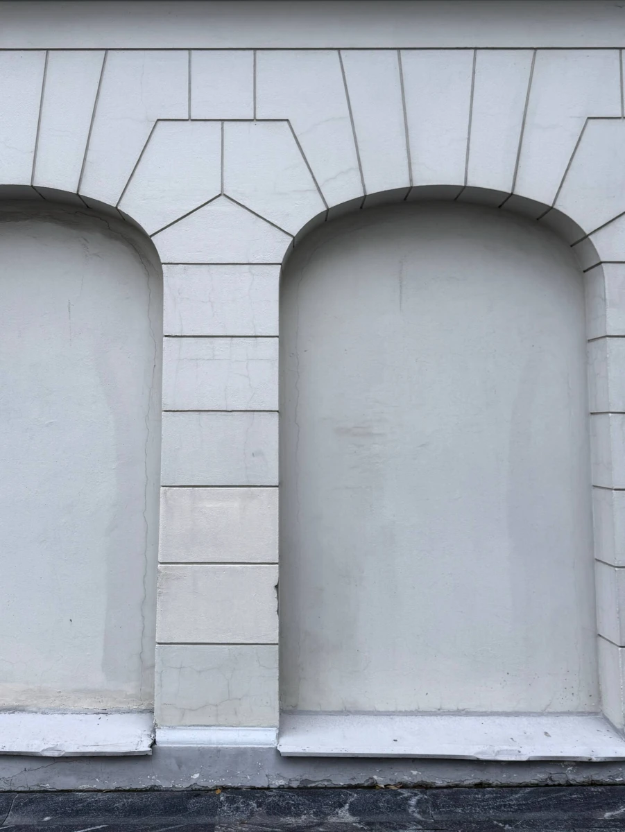 Серый фасад