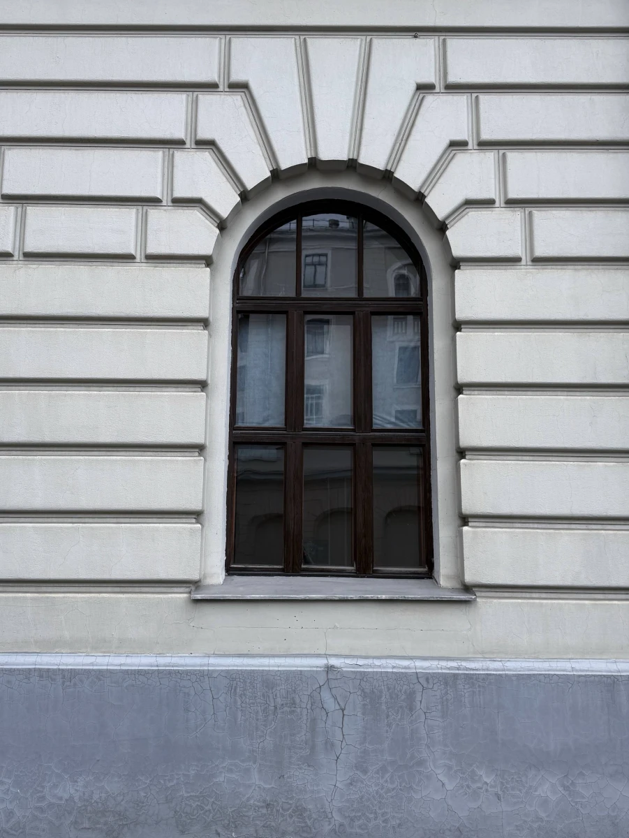 Серый фасад