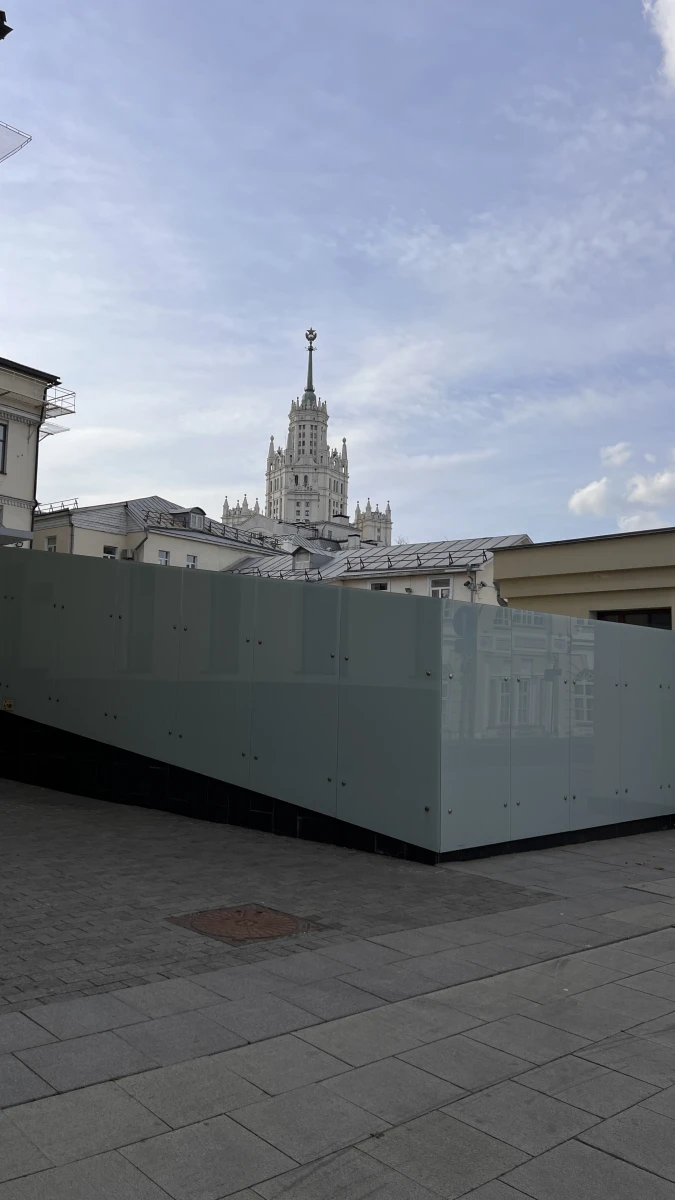 Стеклянное ограждение с видом на высотку