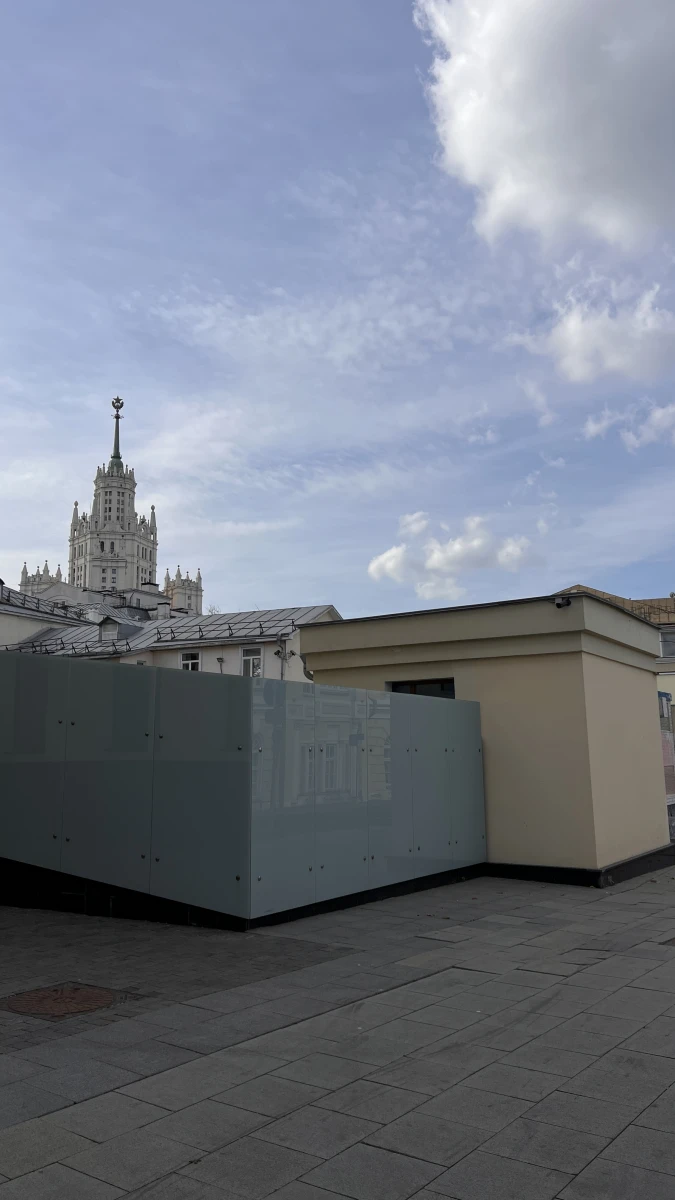 Стеклянное ограждение с видом на высотку