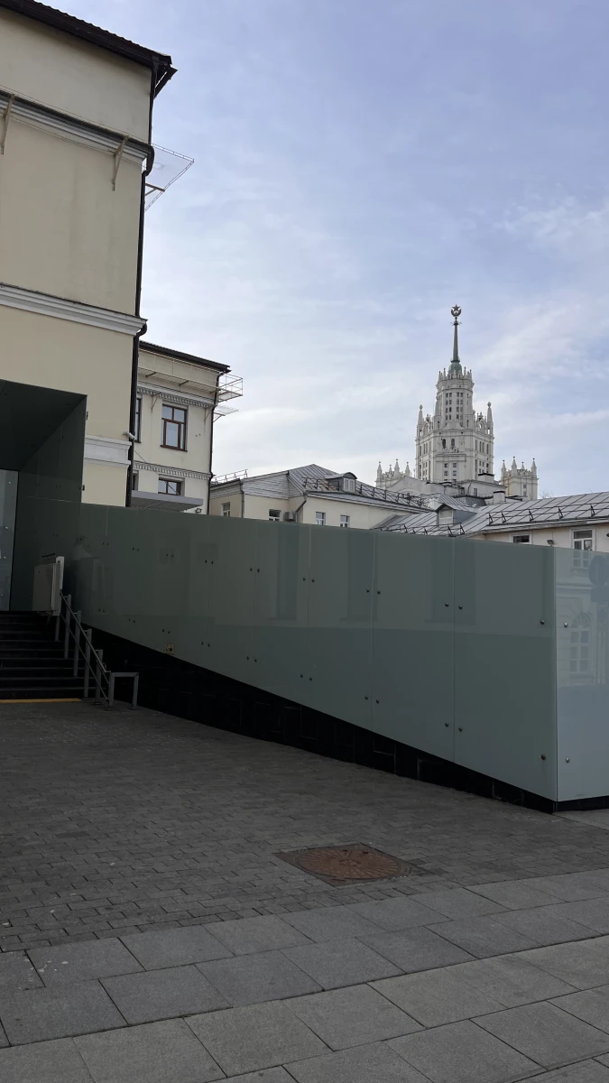 Стеклянное ограждение с видом на высотку