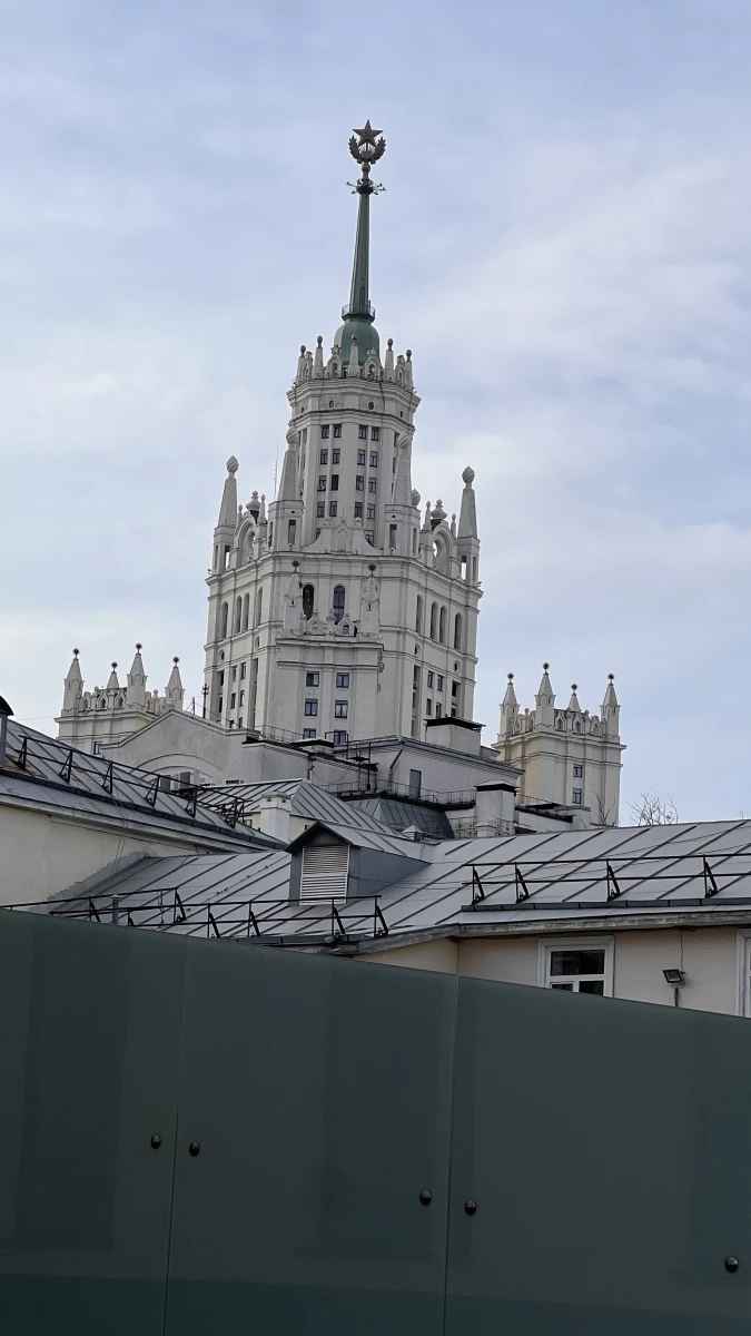 Стеклянное ограждение с видом на высотку