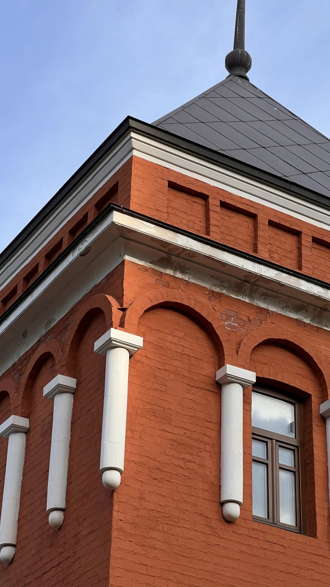 Массивная железная дверь на Таганке