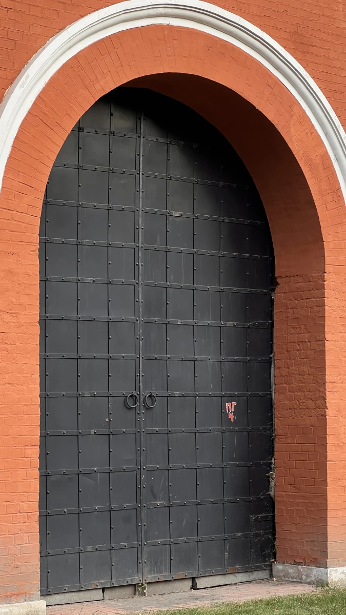 Массивная железная дверь на Таганке