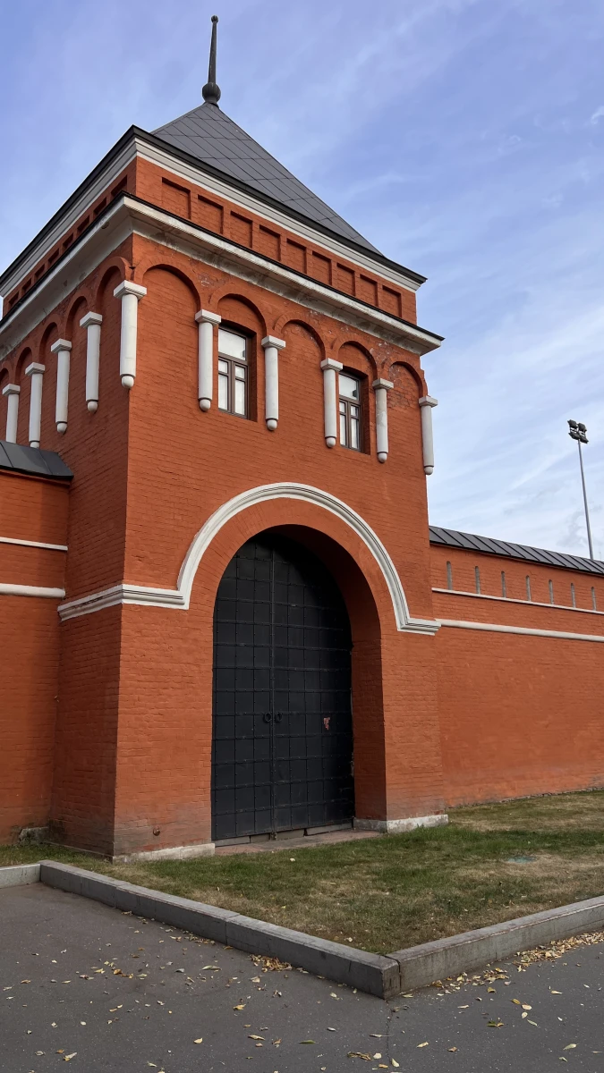 Массивная железная дверь на Таганке