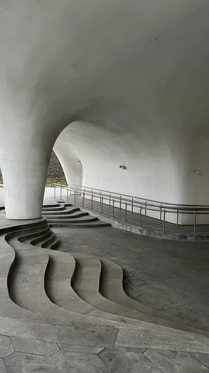 Колона и лестницы