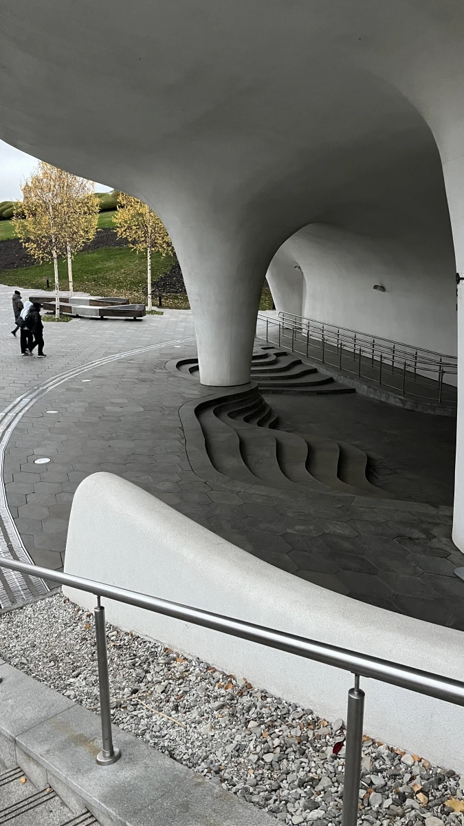 Колона и лестницы