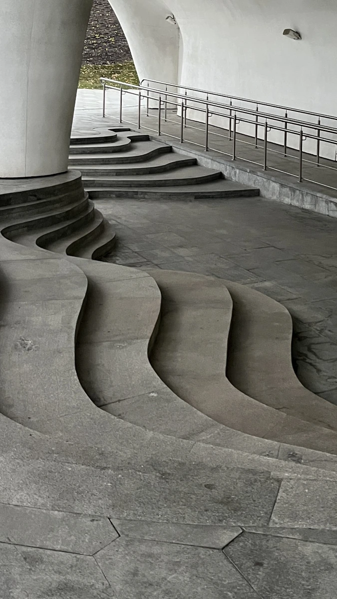 Колона и лестницы