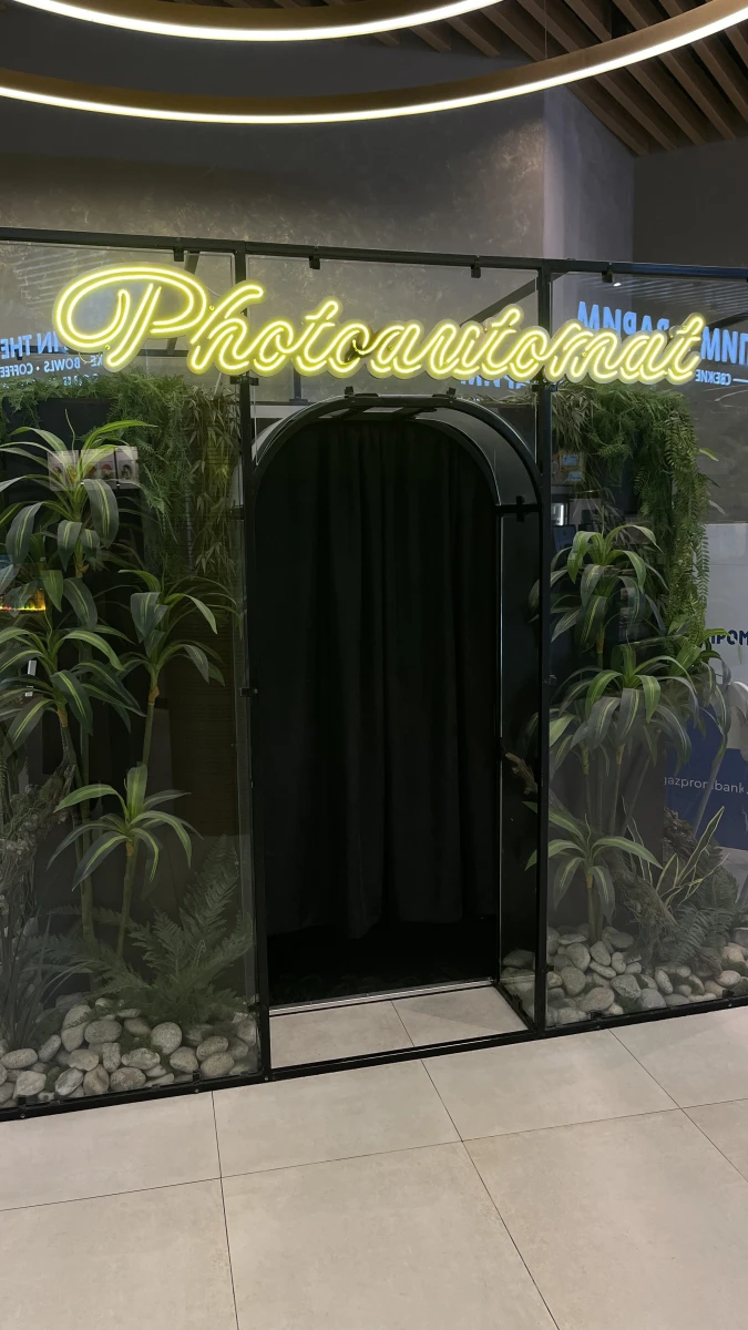 Фотобудка с растениями