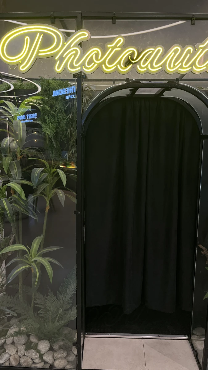 Фотобудка с растениями